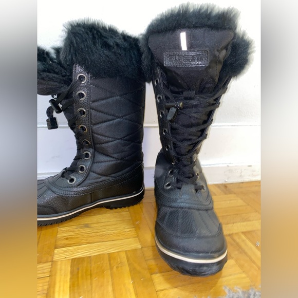 Woman fur lined snow boots. Super fit. Size 8. Black - Picture 3 of 3